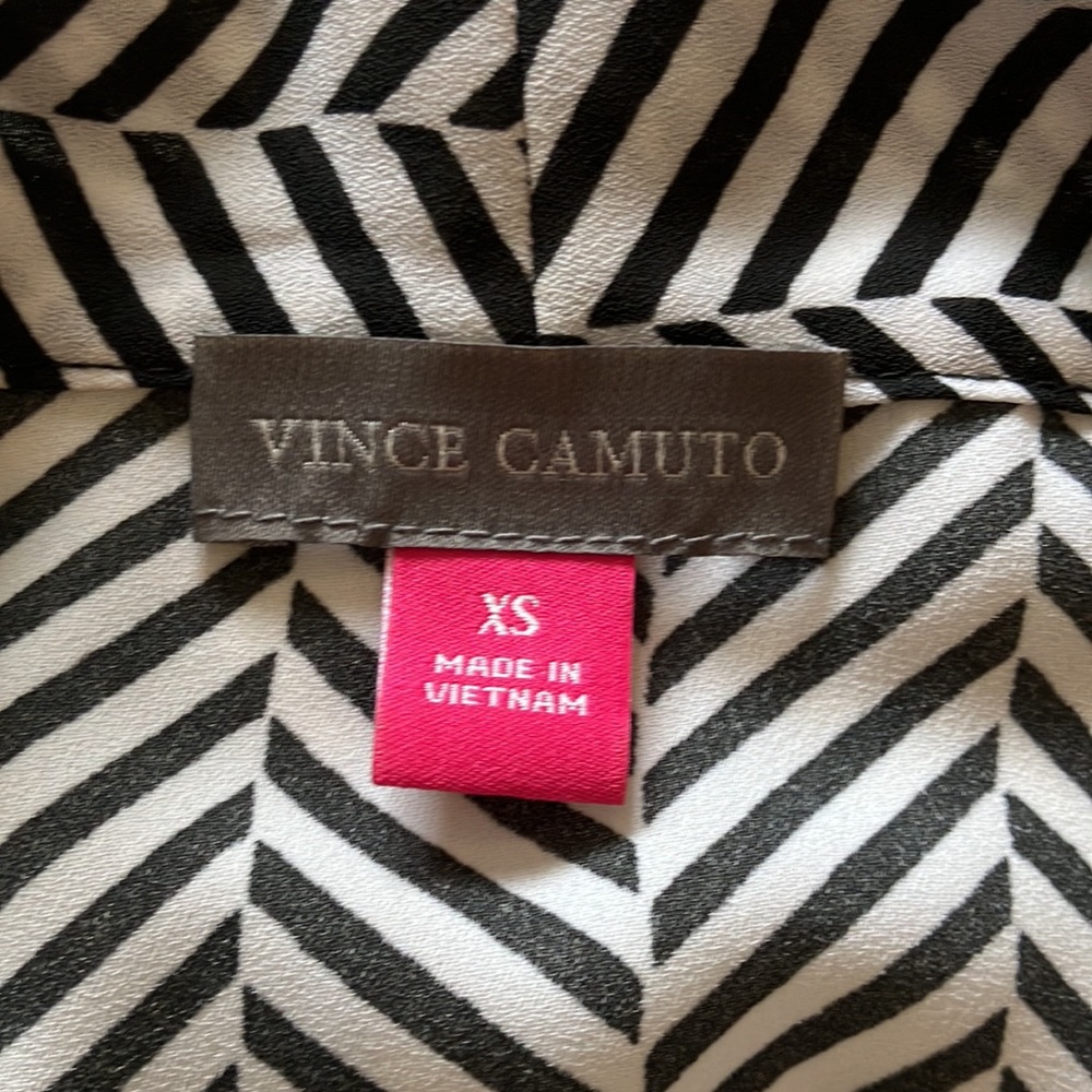🛑SOLD🛑Just listed💕 black&white diagonal print short sleeved blouse w/V - Picture 8 of 9